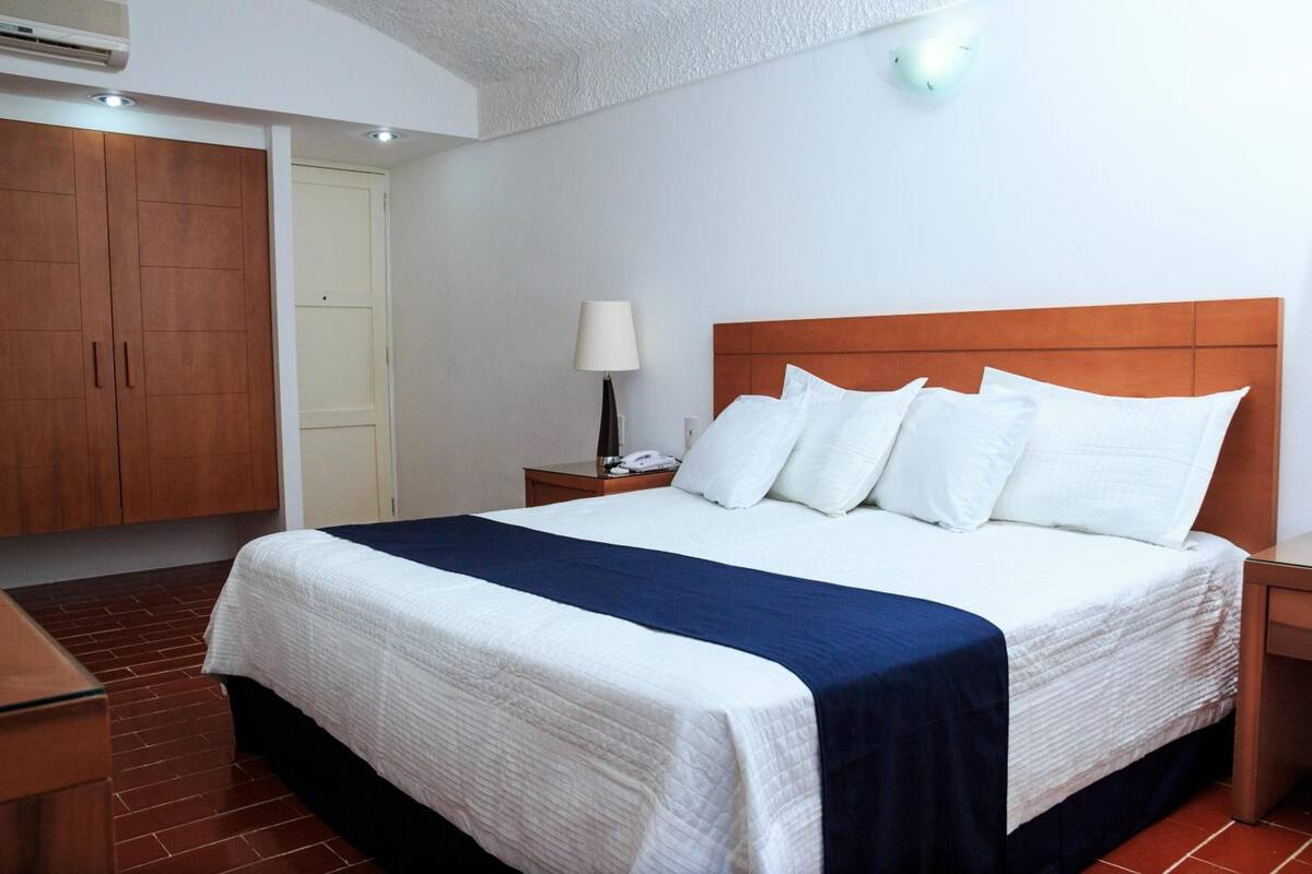 1 bedroom, premium bedding, down duvets, laptop workspace