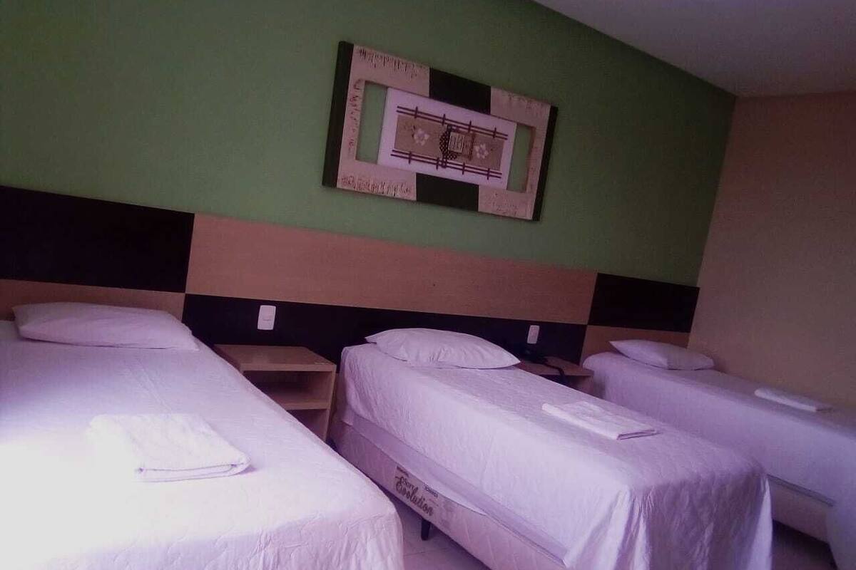 Habitación triple, 3 camas individuales | Minibar, cortinas blackout, wifi gratis y ropa de cama