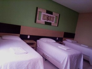 Habitación triple, 3 camas individuales | Minibar, cortinas blackout, wifi gratis y ropa de cama 