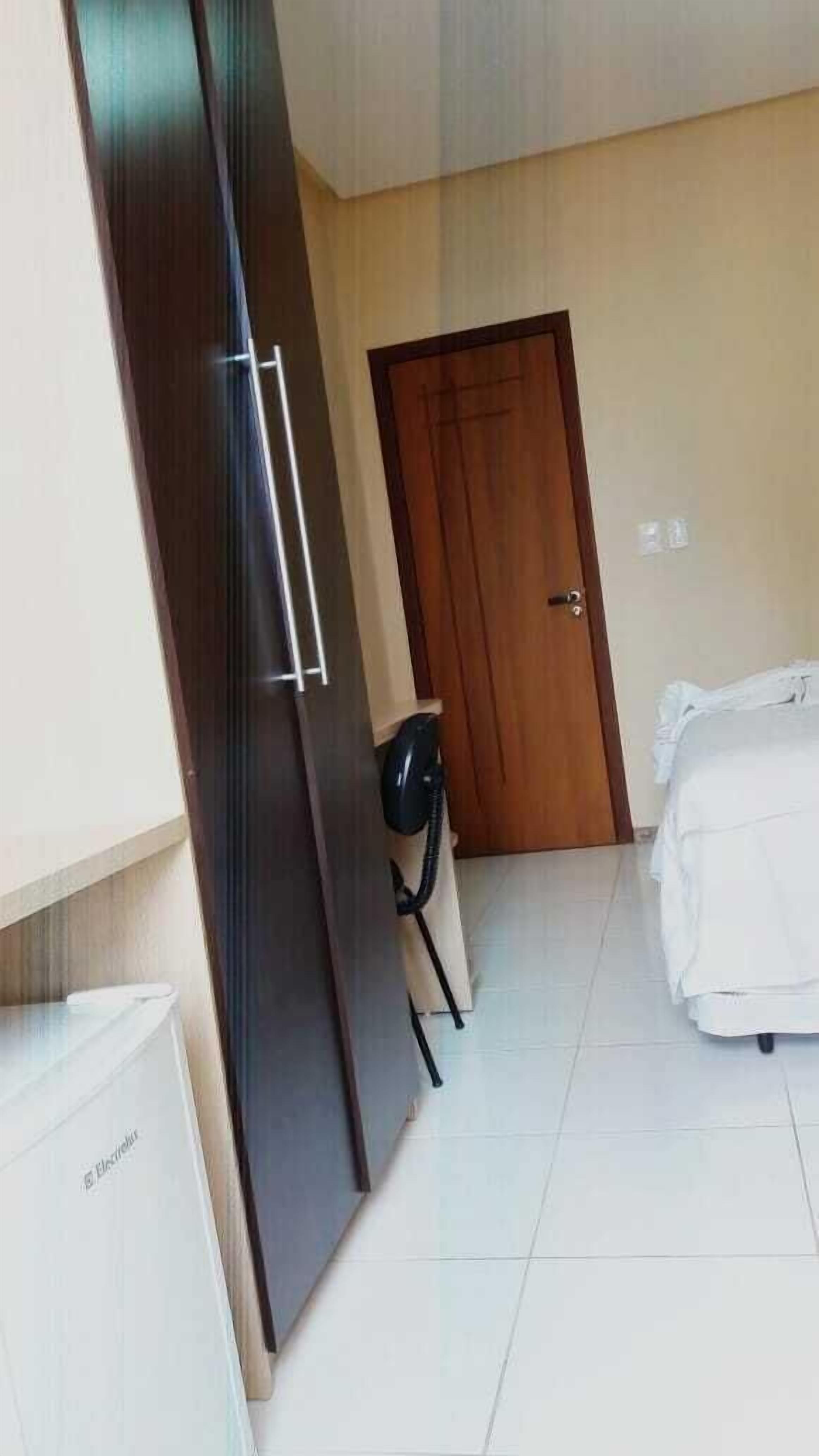 Minibar, blendingsgardiner, wi-fi (inkludert) og sengetøy