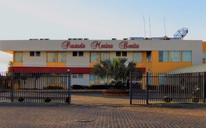 Vista frontal de la propiedad