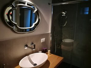 Deluxe Double Room | Bathroom | Shower, free toiletries, hair dryer, bidet