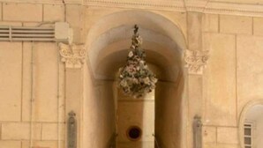 Una escalera con barandilla que lleva a una puerta al final.