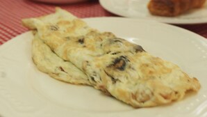 A folded omelette on a white plate. - Hôtel Beau Rivage (Douala)