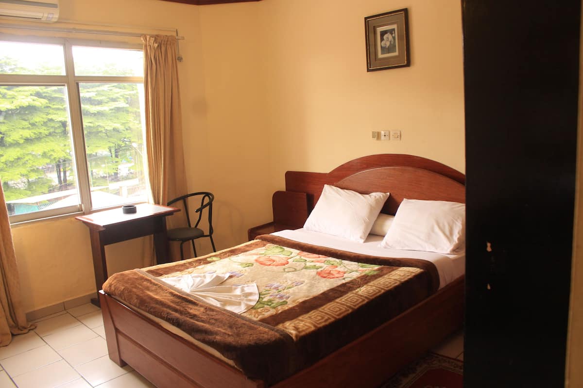 WiFi (free), bed sheets