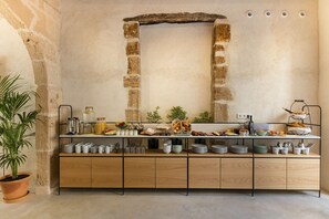 包含每日自助早餐