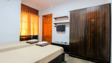 Habitación estándar con 2 camas individuales | Escritorio, wifi gratis, ropa de cama