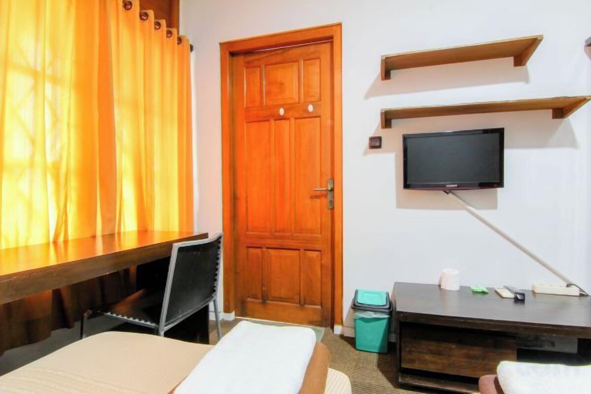 Desk, WiFi (free), bed sheets