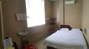 Free WiFi, bed sheets - Nusa Hotel (Medan)