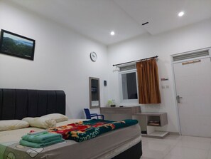 Deluxe Room | Free WiFi, bed sheets - Arka Family Villa (Lembang)