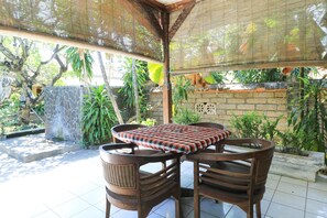 Free daily English breakfast - Sari Bali Resort (Kuta)
