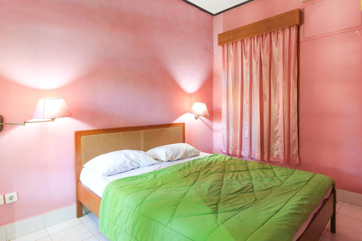 Family Room | Desk, WiFi (free), bed sheets