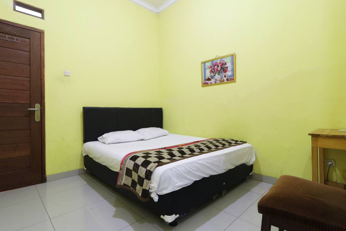 Single Room | Desk, free WiFi, bed sheets