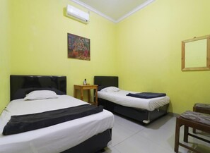 Desk, free WiFi, bed sheets - Hotel Surabaya Jaya Bandara Soetta (Tangerang)