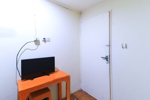 Escritorio, tabla de planchar con plancha y wifi gratis 