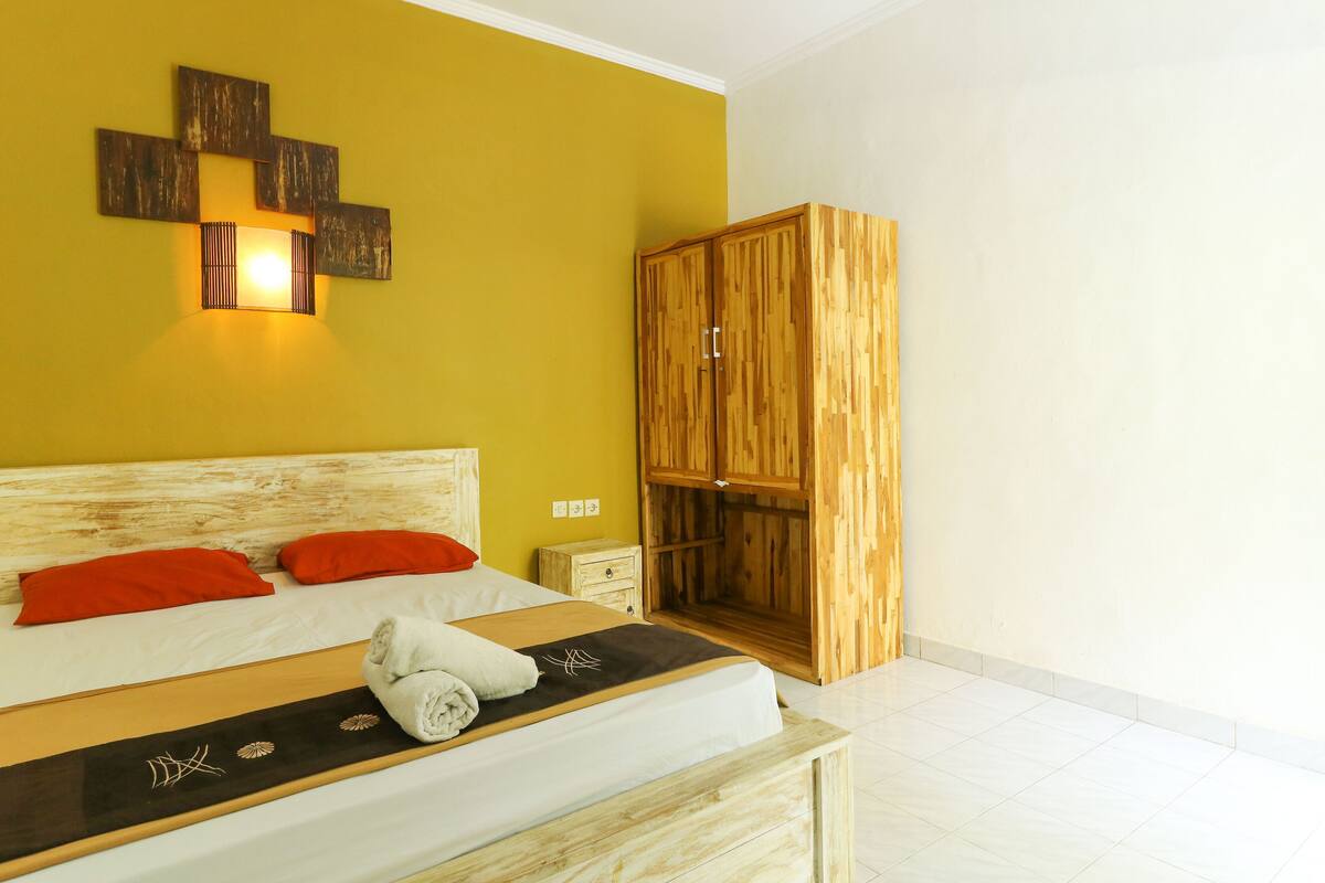 Deluxe Room | Laptop workspace, WiFi (free), bed sheets
