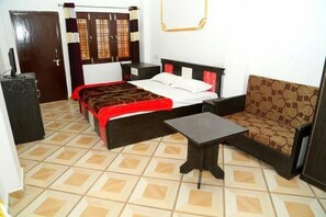 Brankas, meja kerja, ruang kerja ramah laptop, dan Wi-Fi gratis