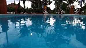 Udendørs pool, parasoller, liggestole