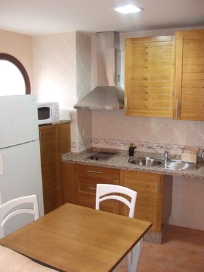 Jääkaappi, mikroaaltouuni, leivänpaahdin