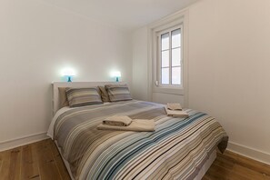 4 bedrooms, iron/ironing board, internet, bed sheets