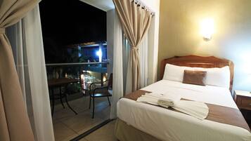 Habitación cuádruple estándar | 1 habitación y ropa de cama