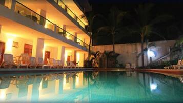 Alberca al aire libre y camas balinesas gratuitas