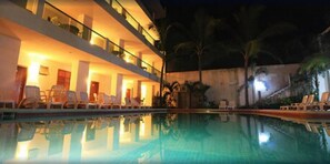 Outdoor pool, open 9:00 AM to 9:00 PM, free cabanas - Rincón Resort (Rincón de Guayabitos)