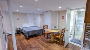 5 bedrooms, desk, iron/ironing board, free WiFi