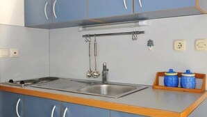 Fridge, cookware/dishes/utensils