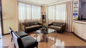 A spacious lobby with a glass coffee table, two leather sofas, and a reception desk. - Canada Hotel (Rio Verde)