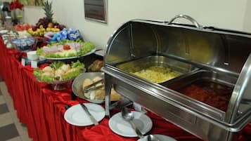 Café da manhã com buffet grátis todos os dias