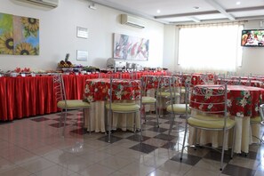 Sudah termasuk sarapan prasmanan setiap hari