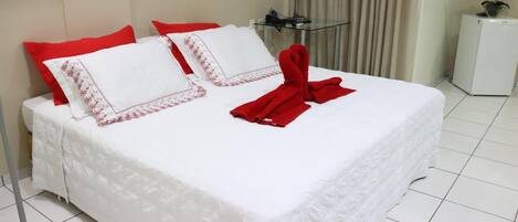 ミニバー、WiFi (無料)、ベッドシーツ