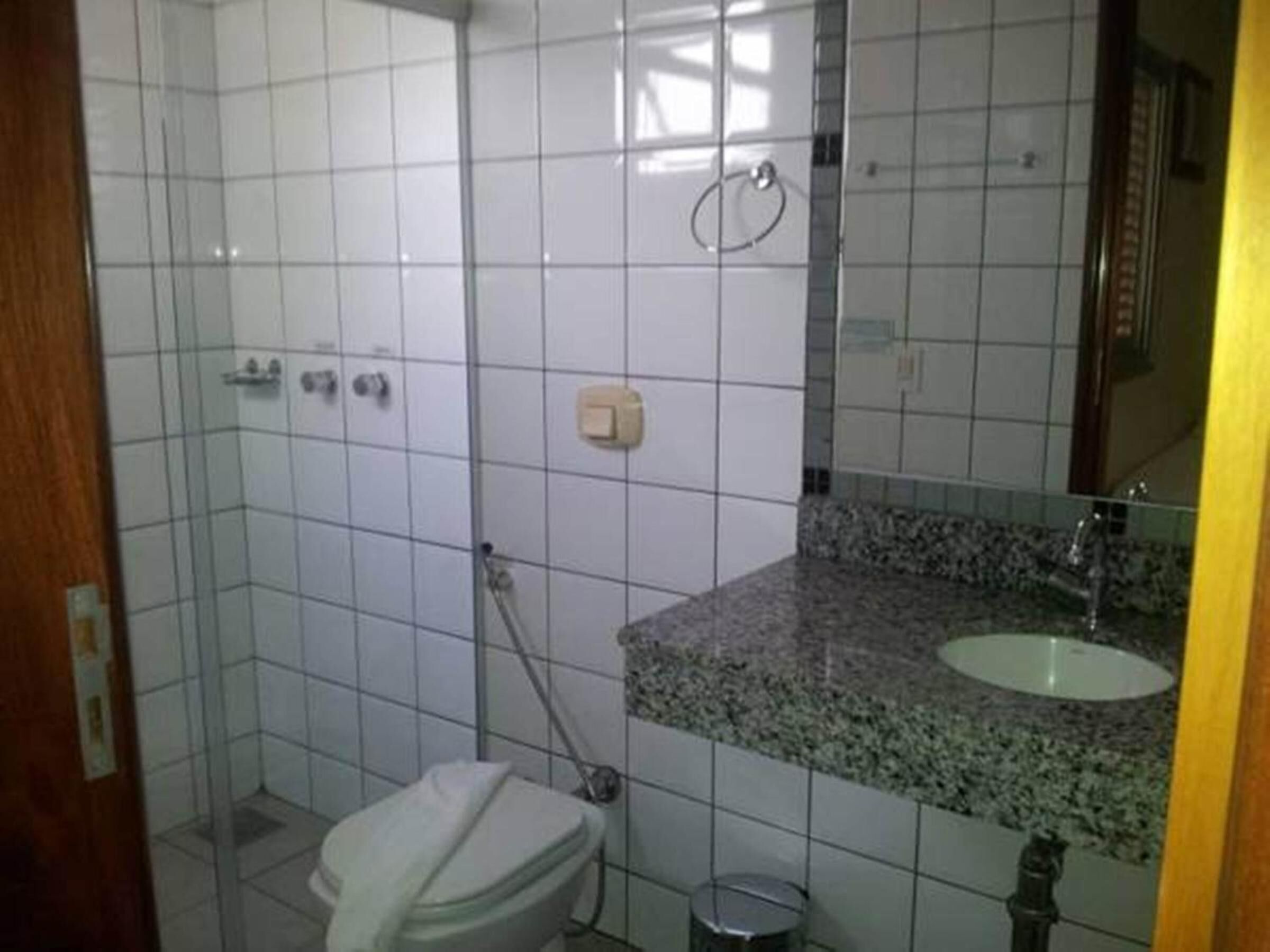 Bathtub, free toiletries, towels