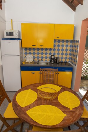 Réfrigérateur, four à micro-ondes, surface de cuisson, cafetière-théière