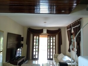 TV LCD, videogames, DVD player