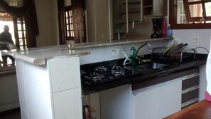 Geladeira, micro-ondas, fogão, cooktop