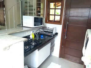 Geladeira, micro-ondas, fogão, cooktop