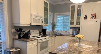 Spacious 3 bedroom Guest home with large swim spa and a fire-pit!