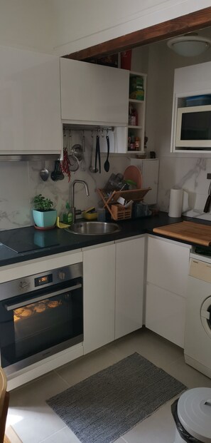 Réfrigérateur, micro-ondes, four, plaque de cuisson