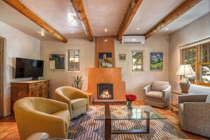 Télévision, cheminée, espaces bureaux