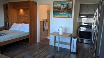 Iron/ironing board, free WiFi, bed sheets