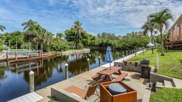 Condo (A1 2BED/2BATH) | Property grounds