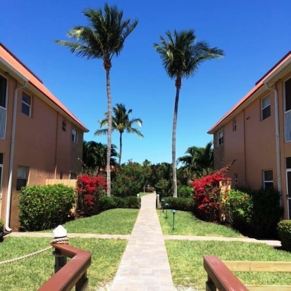 Condo (A3 1BED/1BATH) | Property grounds