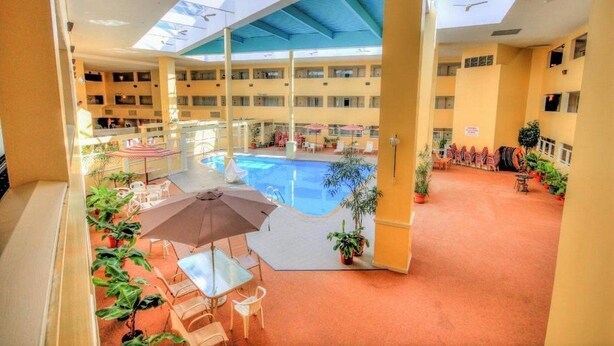 Pool - Bedford plaza hotel (Bedford)