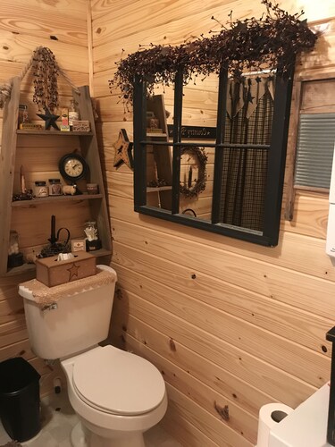 Rustikale Hütte im Wald