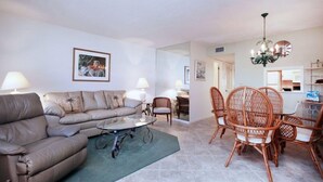 Appartement | Woonkamer | Flatscreentelevisie en een dvd-speler