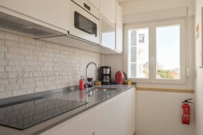 Fridge, microwave, stovetop, coffee/tea maker - Myplace Lisbon Tags (Lisboa)