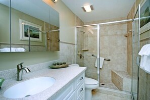 Condo | Salle de bain | Séchoir à cheveux, serviettes fournies