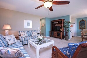 Kondominium | Ruang keluarga | TV layar datar